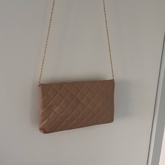 Guess purse in blush with gold chain. - Picture 3 of 5